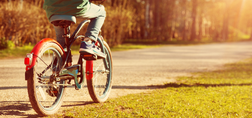 Nebojte se svého školáka pustit na kolo. Naučte jej hravě pravidla silničního provozu