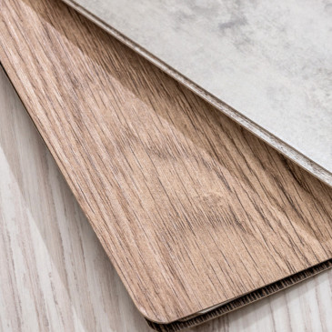 Vinylová podlaha láká pro svůj elegantní design a odolnost. Jaké jsou její další přednosti?