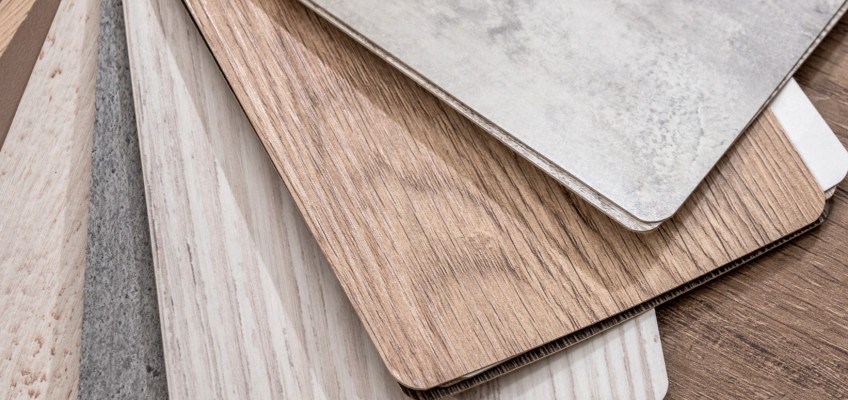 Vinylová podlaha láká pro svůj elegantní design a odolnost. Jaké jsou její další přednosti?