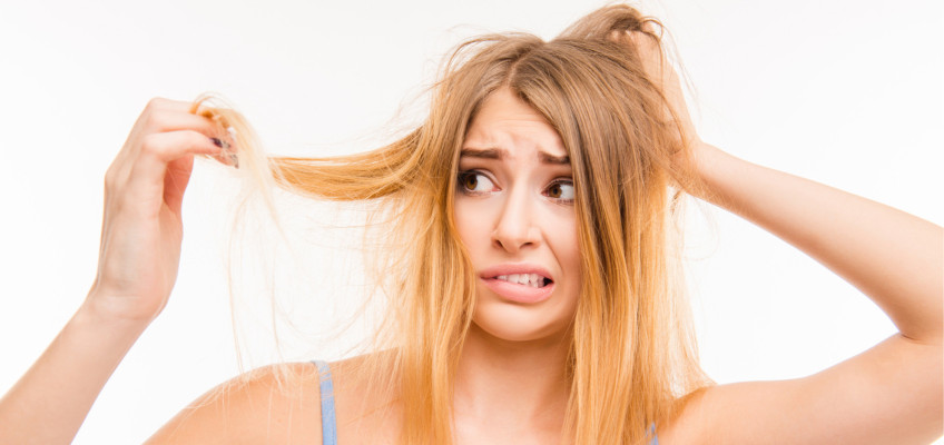 Máte po létě vysušené a poničené vlasy? Máme pro vás čtyři tipy, jak je vrátit do formy