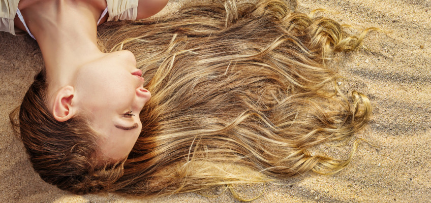 Objevte léčivé účinky Mrtvého moře pro vaše vlasy a chraňte je před spalujícím letním žárem