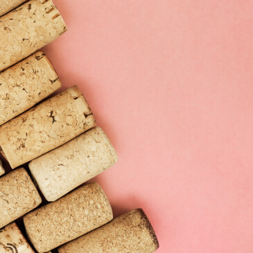 Kreativní využití najdou i korkové špunty. Vyrobte si z nich nástěnku