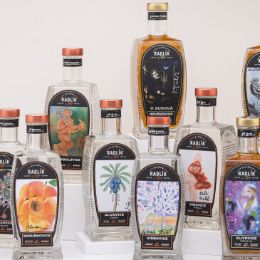 Řemeslný lihovar Palírna Radlík se spojil s českými výtvarníky. Vznikl unikátní umělecký projekt, který podpoří akademii vizuálního umění.