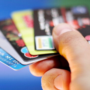 Kreditní karta: Kdy se vyplatí a kdy je od ní lepší dát ruce pryč?