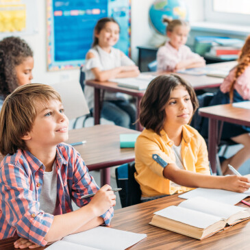 Školní lavice a židle musejí odpovídat normám, říká odborník