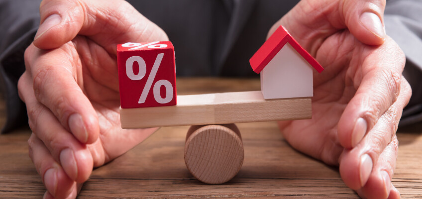 Základní úroková sazba zůstává beze změny. Hypotéky zlevňují jen pozvolně.