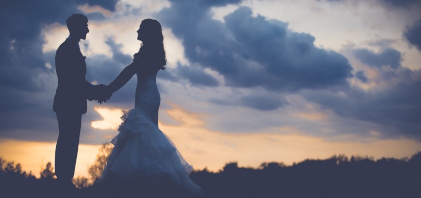 Svatby pod širým nebem jsou romantickým trendem. Jak si ozvláštnit tento den?