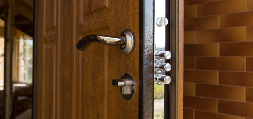 Máte v plánu pořídit si do bytu bezpečnostní dveře? Vybírejte je pečlivě
