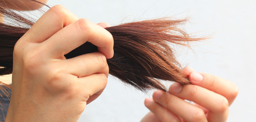 Trápí vás suché vlasy bez známek života? V létě je třeba jim dopřát zvýšenou péči