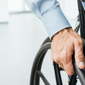 Jak funguje pojištění invalidity a komu se vyplatí?