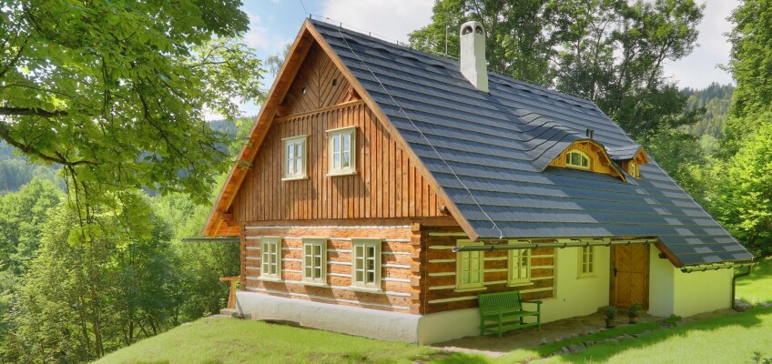 Chaty a chalupy zlevňují. Na co si dát při jejich koupi pozor?